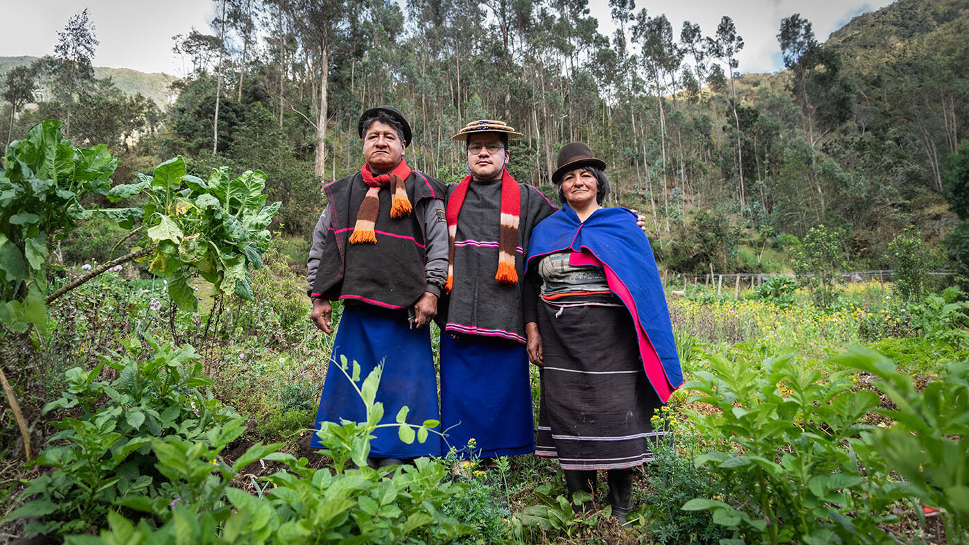 El equipo de trabajo de Andrés ha sido su familia, el conocimiento ancestral de Usri y Møskei (mamá y papá en lenguaje namrik) es fundamental. Fotos: Jeimi Villamizar – Unimedios.