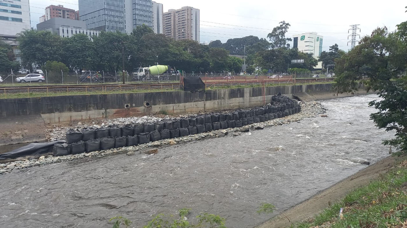 Para evitar la socavación, con 450 geobags se creará una barrera de protección en los costados del canal del río Medellín. Foto: Lilian Posada, profesora de la Facultad de Minas y directora del grupo de investigación en Hidráulica Fluvial de la UNAL.