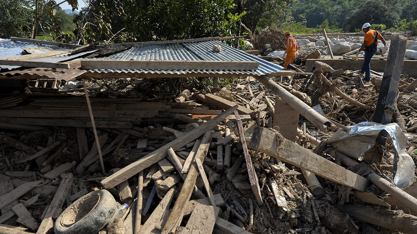 Colombia ha enfrentado fuertes desastres naturales como la avenida torrencial que provocó inundaciones en Mocoa en 2017. Foto: Luis Robayo / AFP.