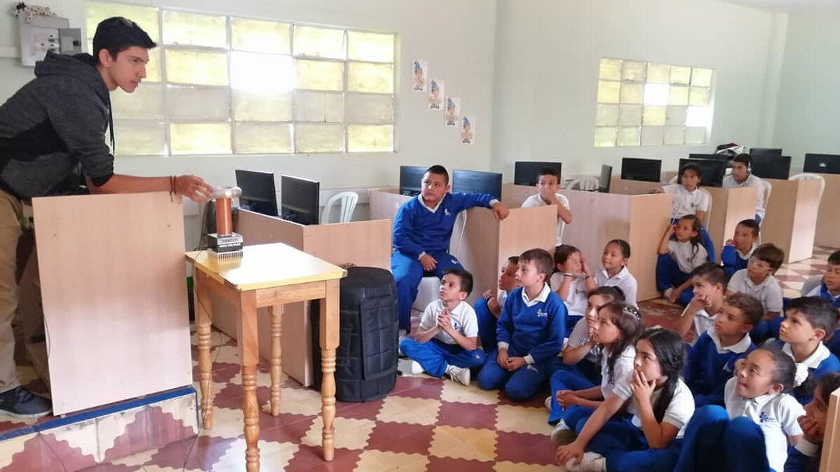 La “bobina de tesla musical” es la excusa para sembrar en estudiantes de colegio la semilla de la ingeniería. Foto: Juan José Melguizo.