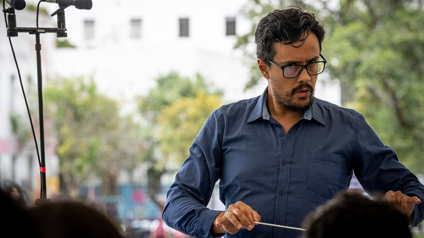 El maestro Andrés Cristancho es el director titular de la Banda Filarmónica Juvenil de Bogotá. Fotos: María Fernanda Londoño, Unimedios.