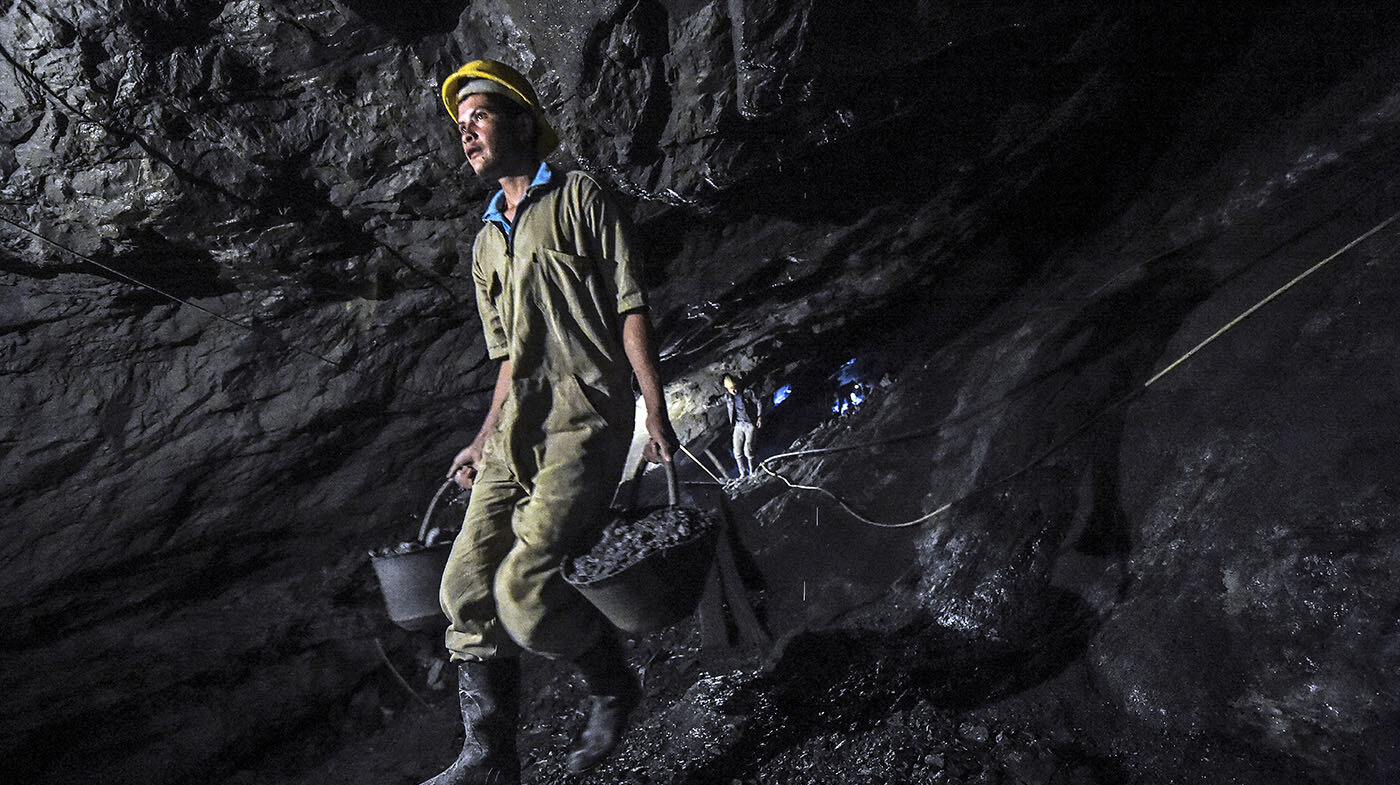 En algunas zonas del país el aumento de la violencia y el desplazamiento se ha relacionado con el incremento de la extracción minera de oro y carbón. Foto: Luis Acosta - AFP.