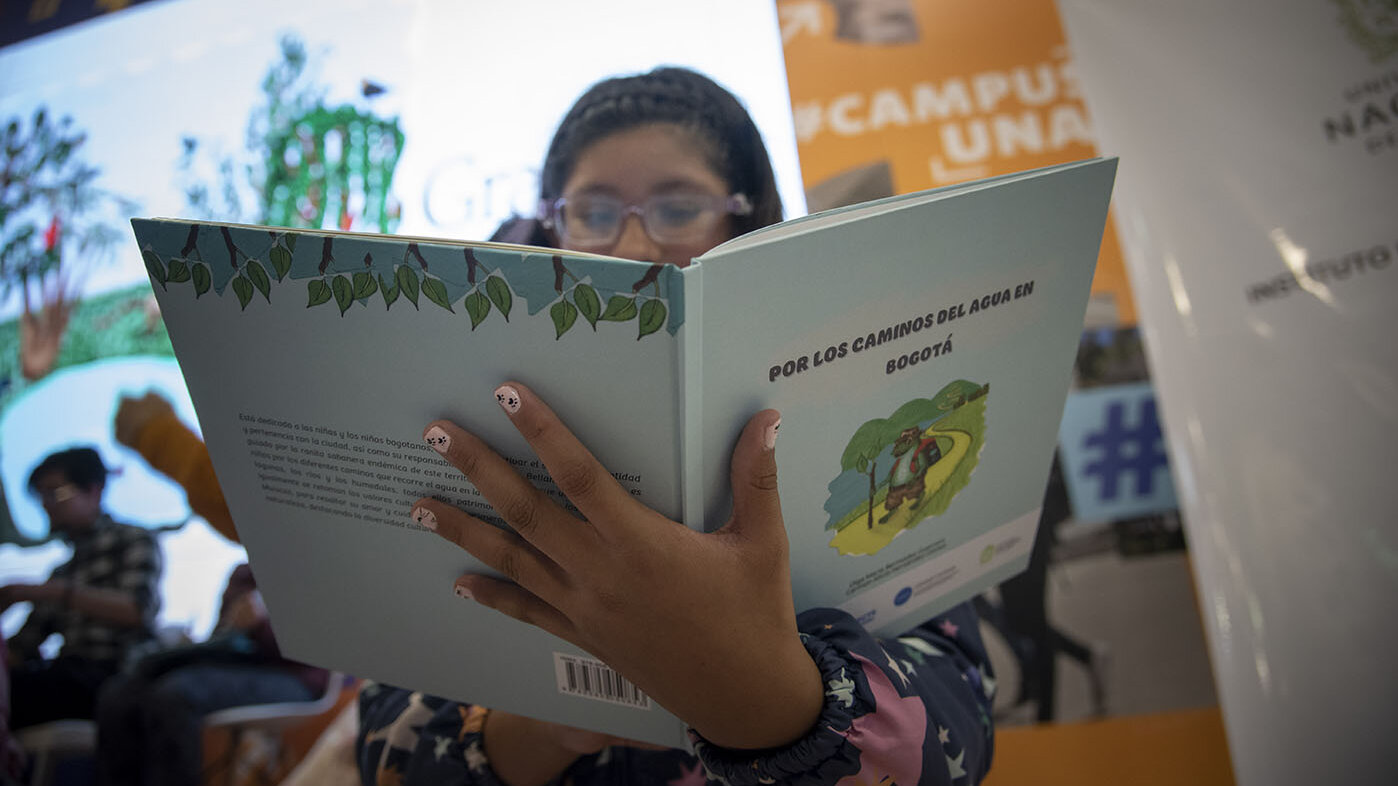 En el tercer día de la FilBo se presentó el libro Por los caminos del agua, una novedad que busca que los niños se acerquen y conozcan el río Bogotá. Fotos: Jeimi Villamizar – Unimedios.