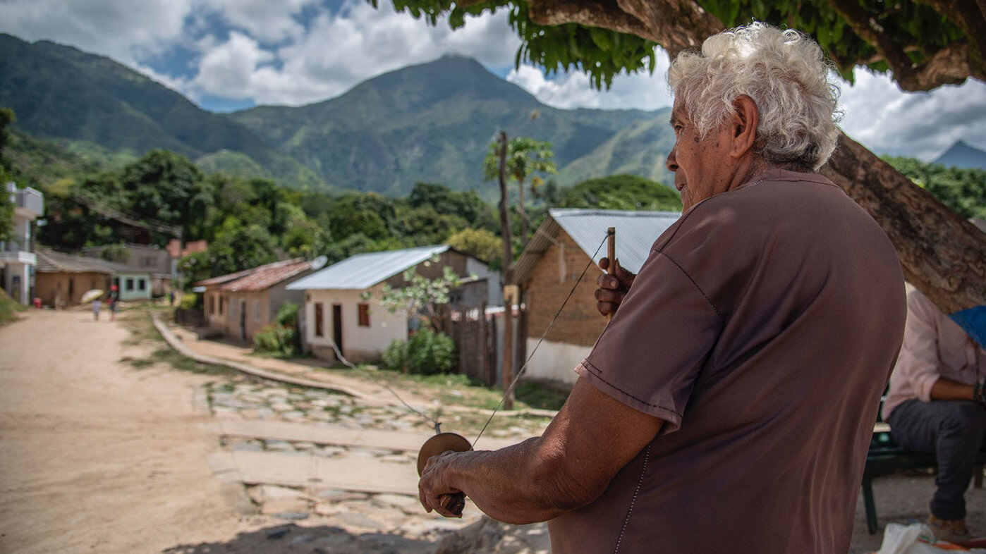 Hilar es una de las prácticas ancestrales más significativas en la comunidad kankuama. Foto: Jeimi Villamizar, Unimedios.