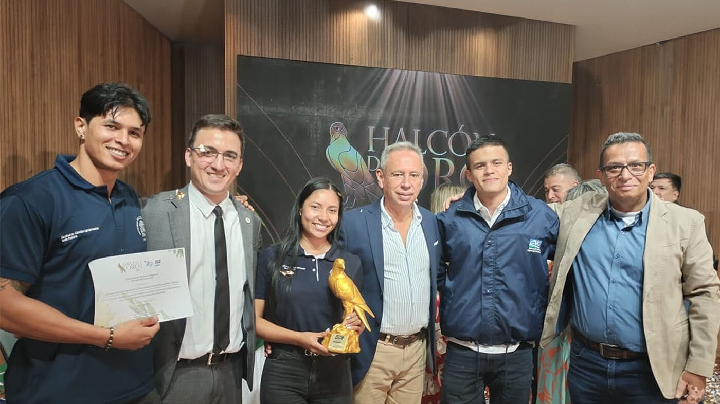 El premio Halcón de Oro por 3 millones de pesos fue entregado a la Escuela Agrobiológica en la categoría de “Investigación” por la CVC. Fotos: Yarold Perilla, estudiante de la UNAL Sede Palmira.