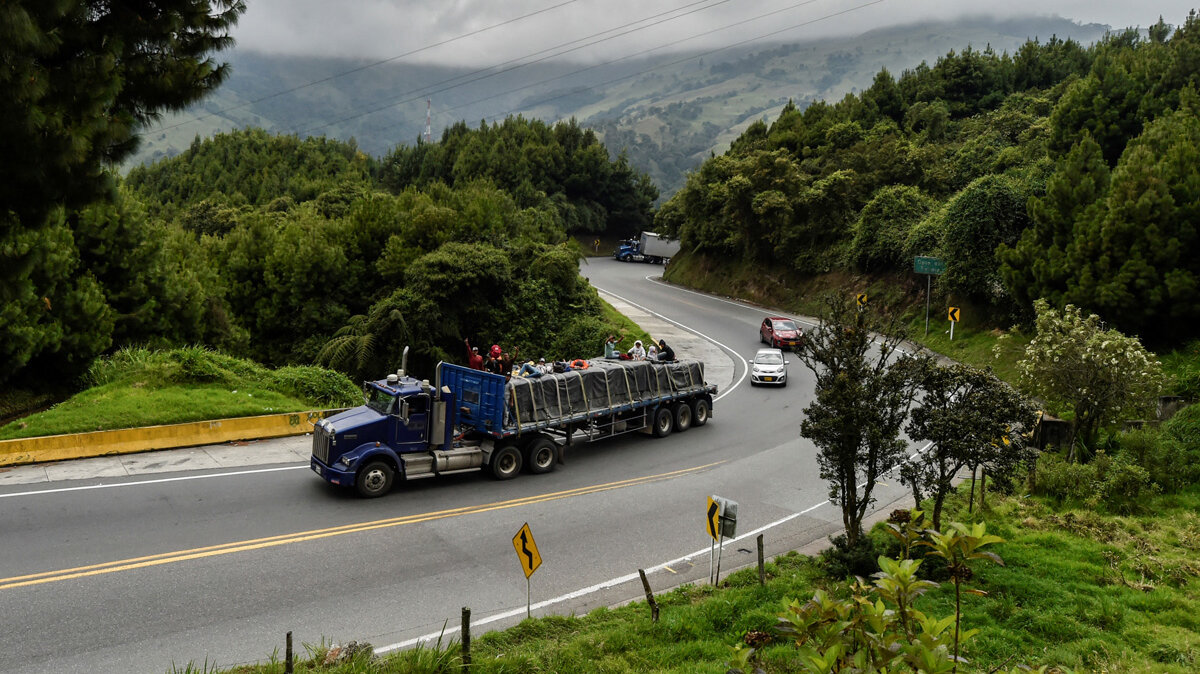 Los vehículos de carga que más transitan en carreteras nacionales son los tractocamiones de 4 y 6 llantas. Foto: Luis ROBAYO / AFP