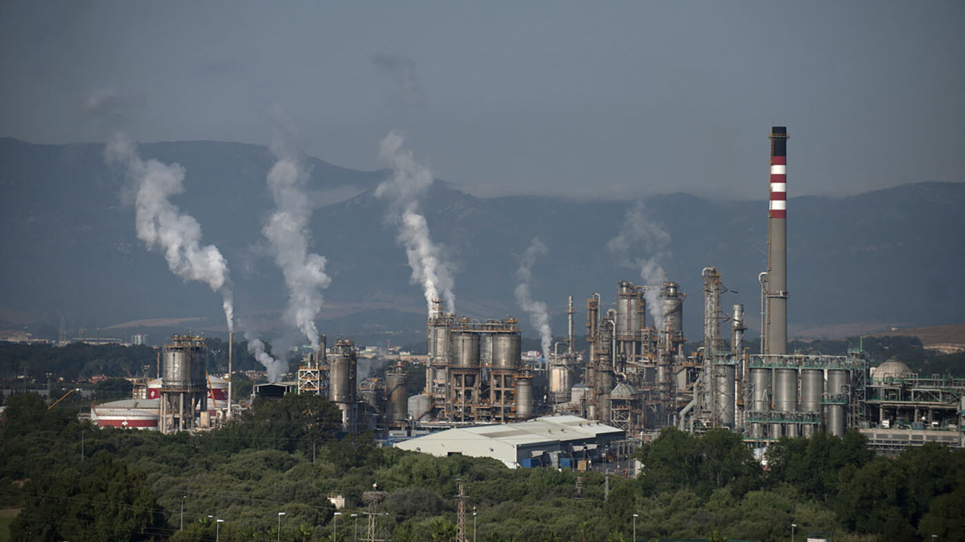 El sector industrial colombiano genera más del 50 % de la energía reactiva, que aunque no se consuma, sí se cobra. Foto: Jorge Guerrero – AFP.