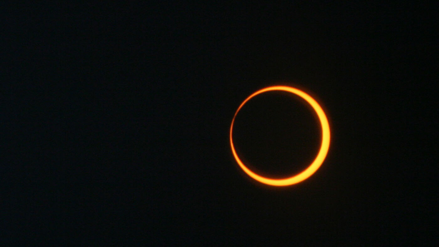 Imagen de un eclipse anular de Sol observado desde la franja de anularidad, en donde es posible observar el “anillo de fuego”. Foto: NASA