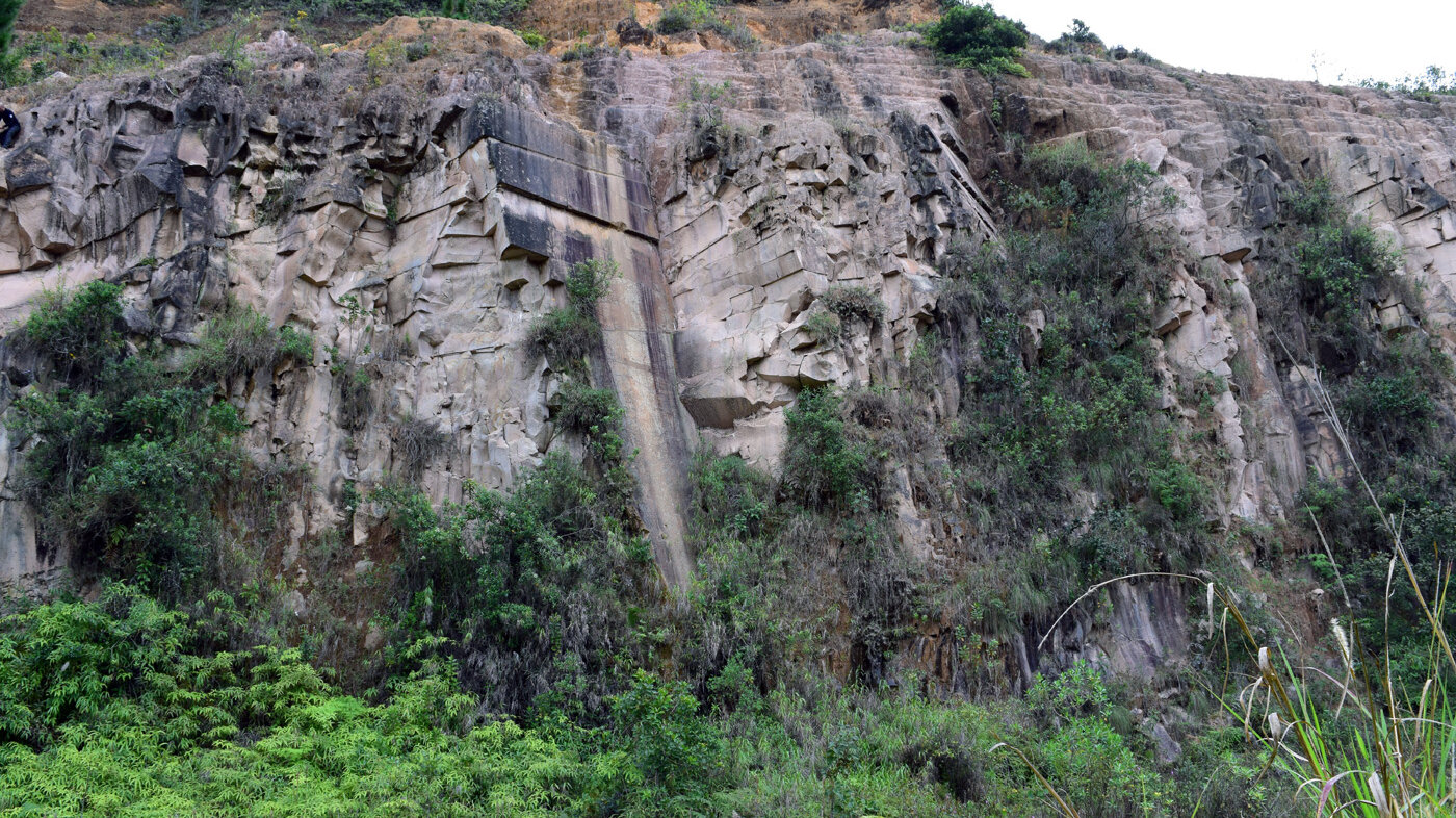 Afloramiento de ignimbritas en zona de Popayán, de unos 30 m de espesor. Fotos: Juan Sebastián Jaramillo Ríos, Ph. D. en Ingeniería - Geología, UNAL Sede Medellín.