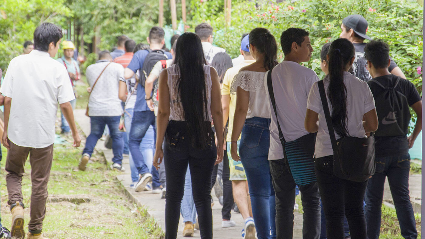 Algunos alumnos recorren el campus de la UNAL Sede Amazonia. Fotos: Mauricio Quintero.