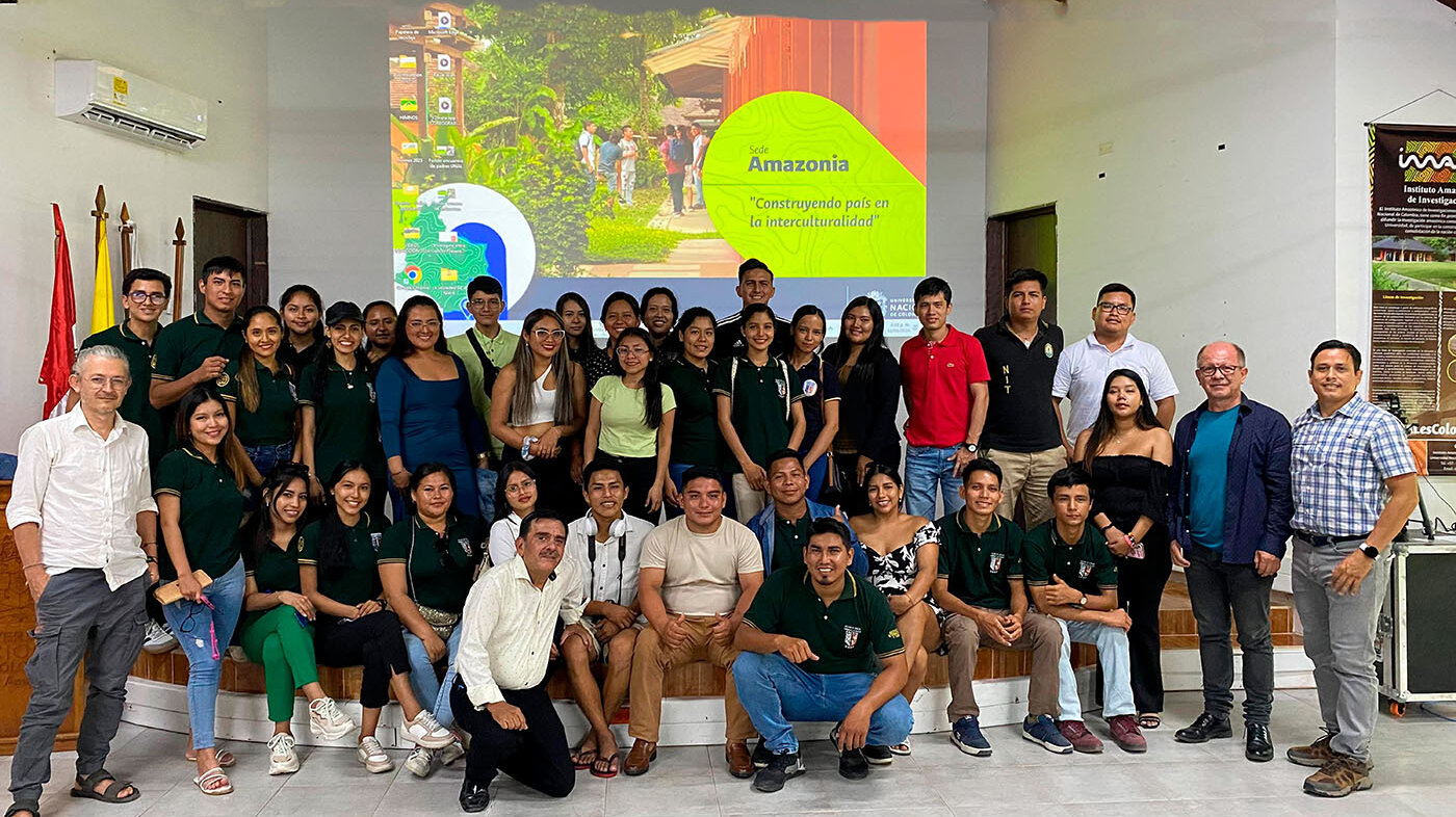 Directivos, estudiantes y docentes de la Universidad Nacional de la Amazonía Peruana (UNAP) junto a directivos de la UNAL Sede Amazonia. Foto: Harrison Calderón.