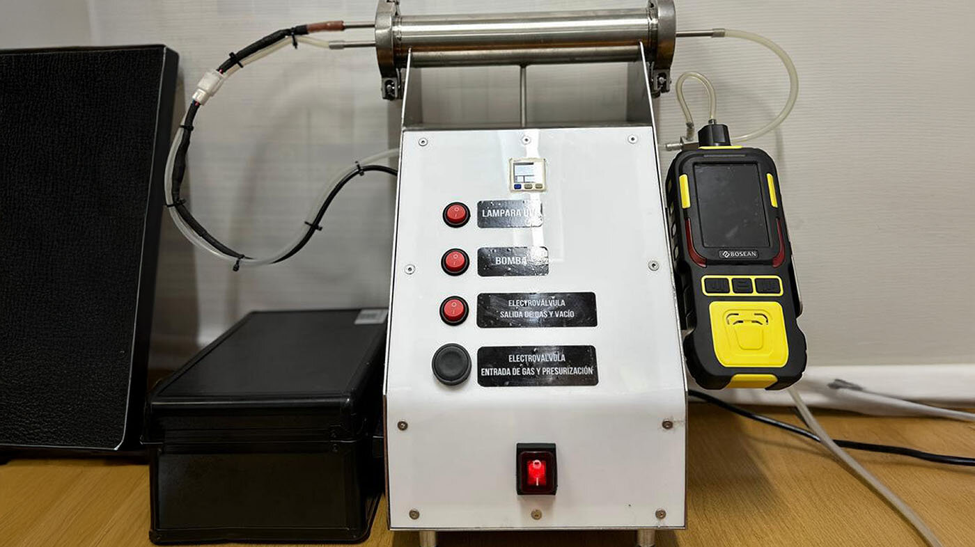 El equipo diseñado por la UNAL mide las concentraciones de los gases. Foto: Jhoan Mauricio Moreno, estudiante del Doctorado en Ciencias - Física de la UNAL.