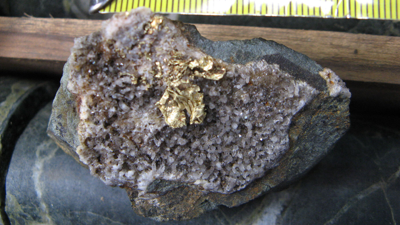 El oro se relaciona directamente con minerales que contienen hierro y arsénico, como pirita y arsenopirita. Foto: archivo Unimedios.