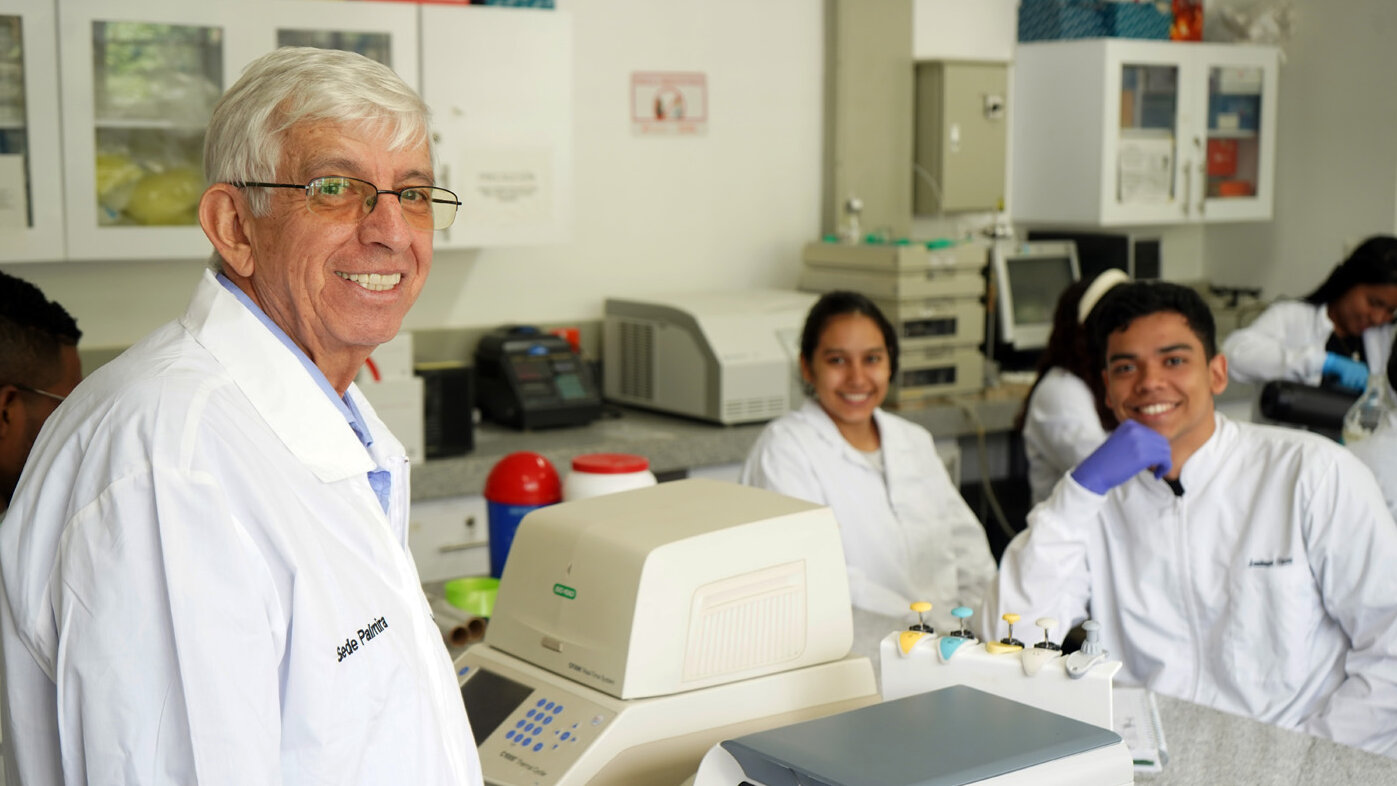 Por sus aportes al desarrollo de la educación superior del Valle del Cauca, la Rupiv le entregó un reconocimiento al profesor Jaime Eduardo Muñoz Flórez, de la UNAL Sede Palmira. Foto: Helmuth Ceballos, Unimedios Palmira.