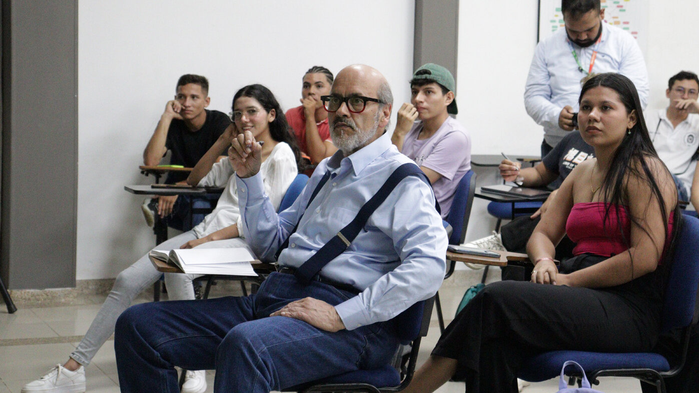 Durante su visita a la Sede Orinoquia, el rector de la UNAL se sentó con los estudiantes para escucharlos y fomentar el diálogo con la comunidad universitaria. Fotos: Comunicaciones UNAL sede Orinoquia.