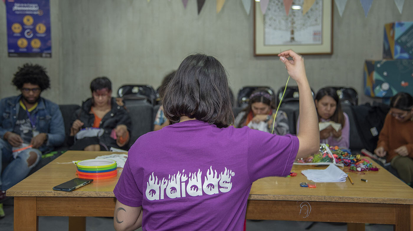 Angélica Bernal, artista plástica de la UNAL, dirigió la clase de bordado en la semana 25N. Foto: Jeimi Villamizar – Unimedios.