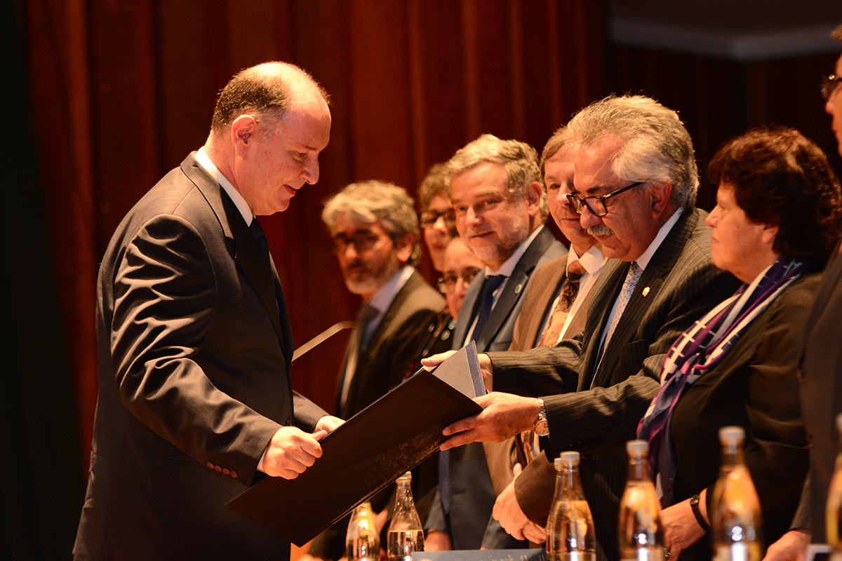 Entrega de la 'Orden Genaro Molina' al docente Germán Poveda Jaramillo, de manos del profesor Ignacio Mantilla Prada, rector de la U.N. Fotos: Nicolás Bojacá/Agencia de Noticias UN.