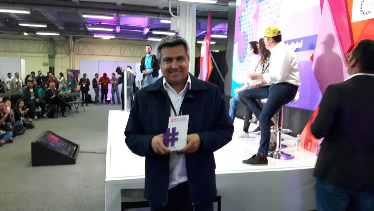 Daniel Pineda González recibe el Premio Nacional a la Movilización Social Digital 2017.