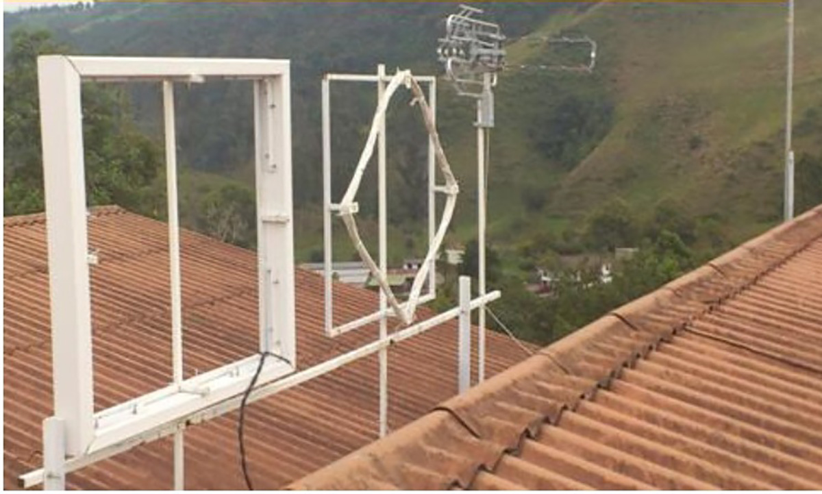 Antenas de lazo implementadas e instaladas sobre el techo. Foto: Profesor Luis Fernando Díaz.
