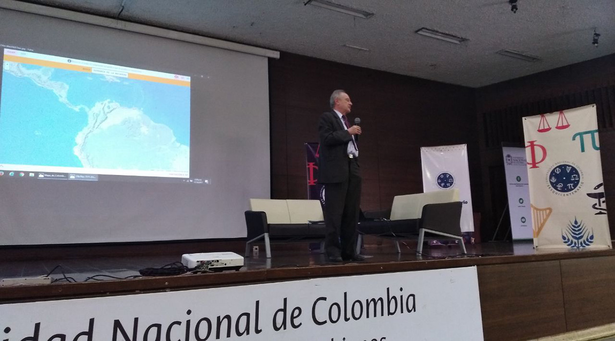 Guillermo Páramo señala que a pesar de tener dos océanos, somos más andinos que marítimos.