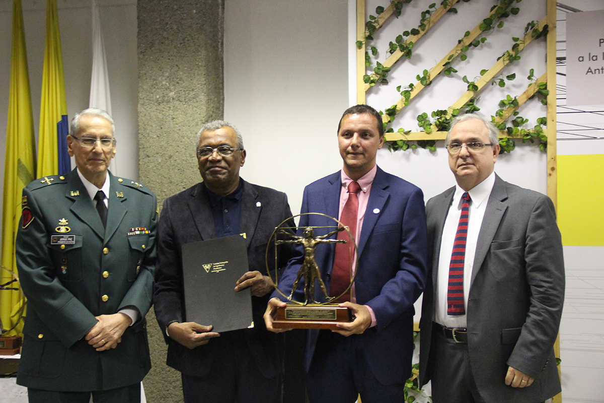 Jairo Alexander Osorio Saraz, vicerrector encargado de la U.N. Sede Medellín, recibió el reconocimiento.