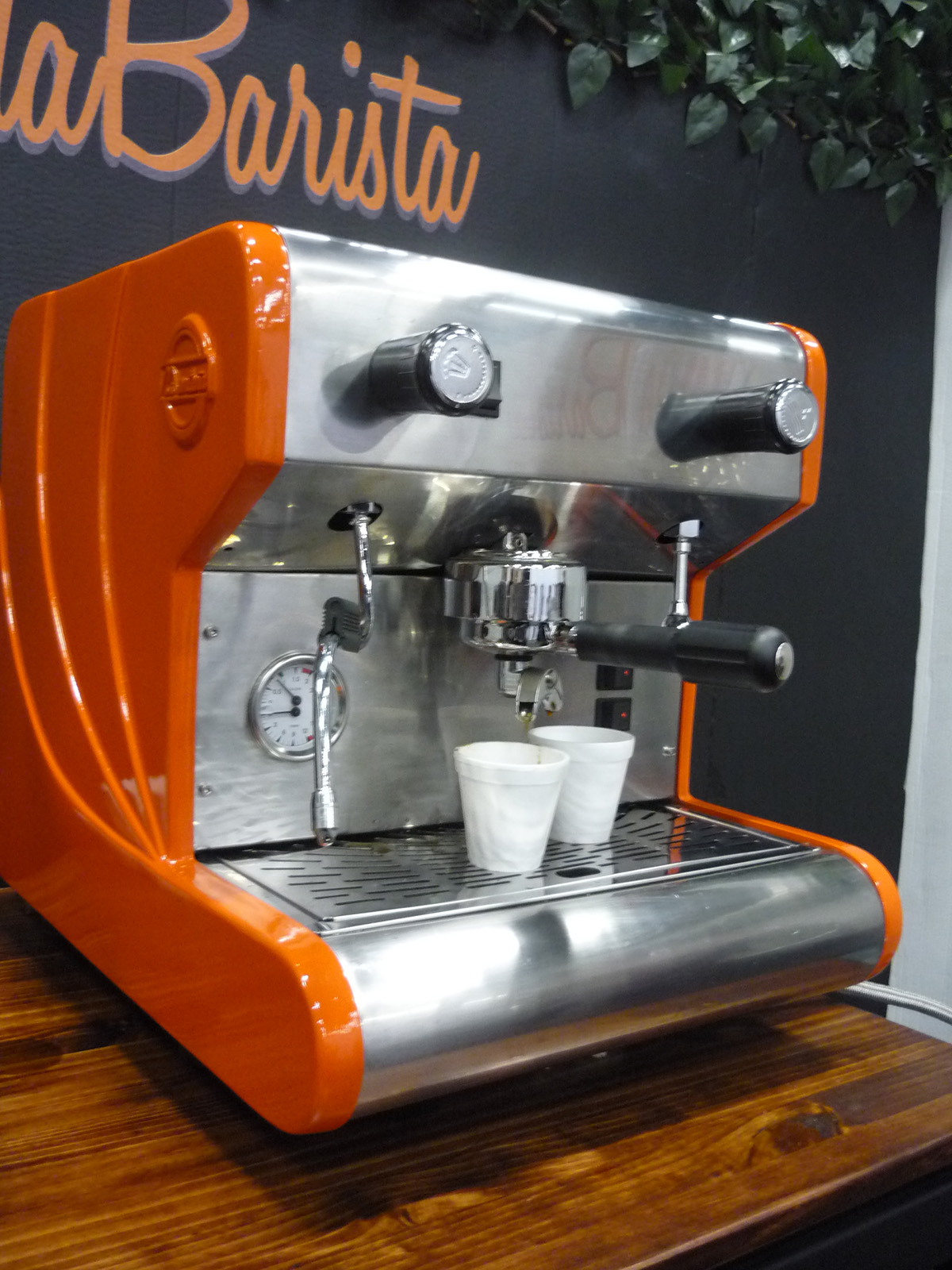 La máquina de café expreso trabaja con alta presión.