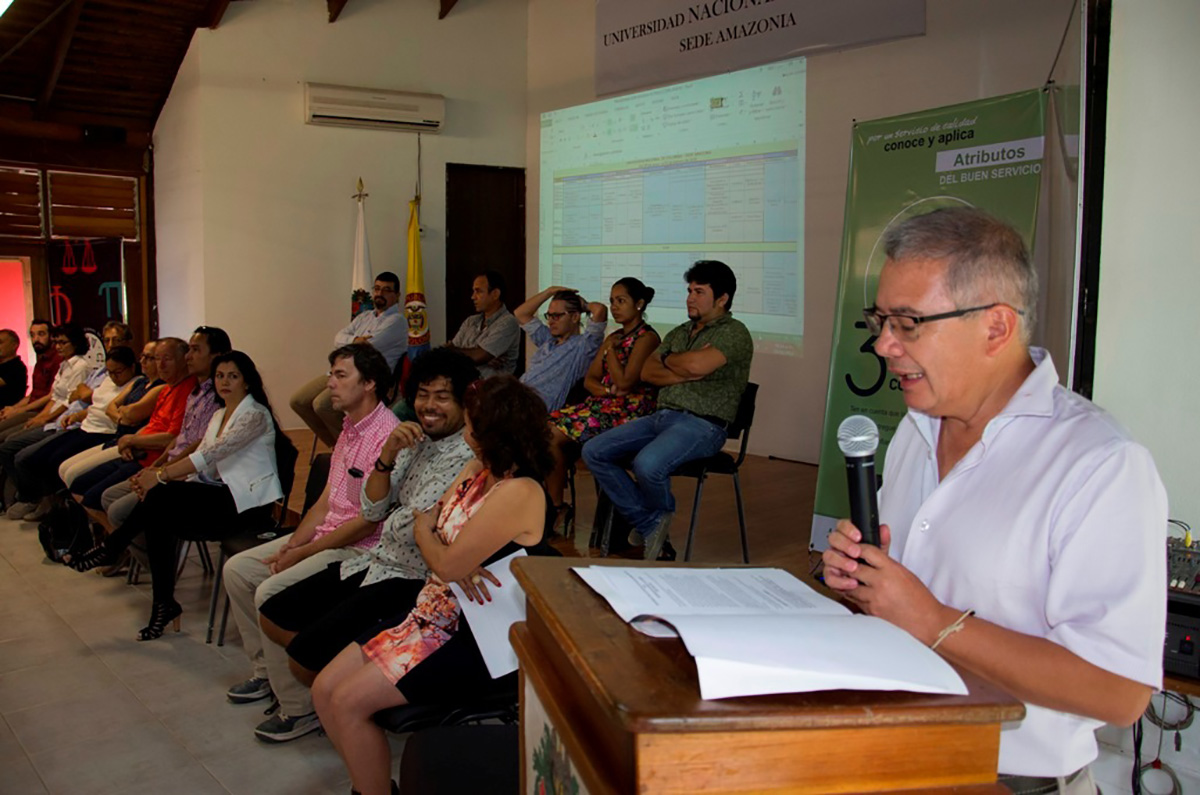 El director Jhon Charles Donato les da la bienvenida a los nuevos estudiantes de la U.N. Sede Amazonia.