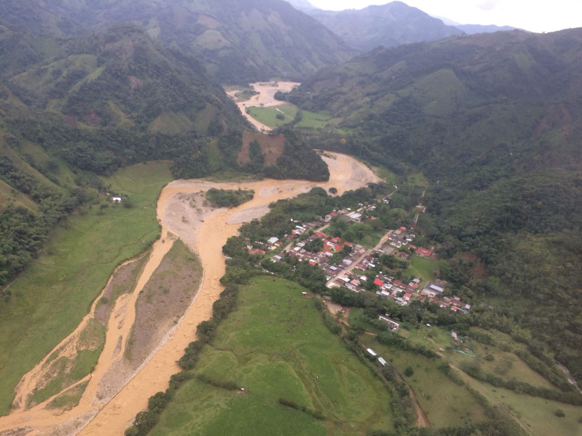 La avalancha afectó 12 viviendas y destruyó un puente peatonal y una escuela. Foto: cortesía Dapard.