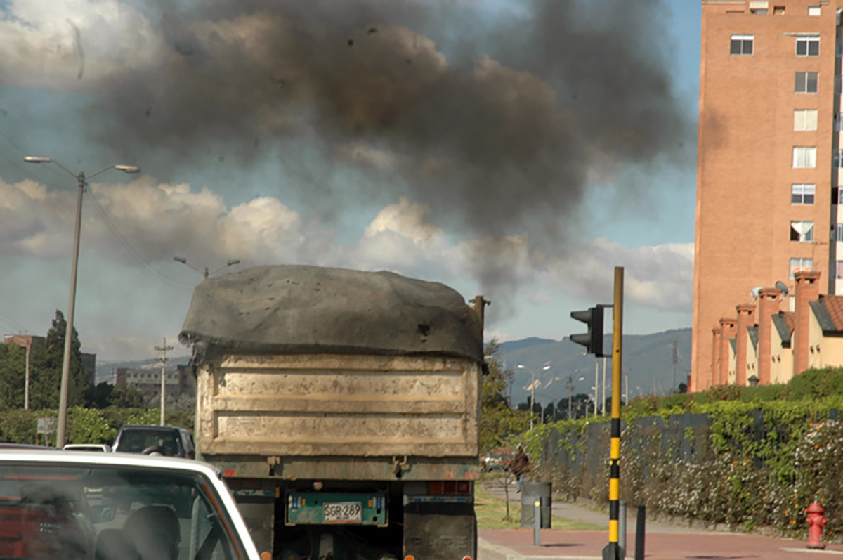 El humo negro que producen algunos vehículos tiene gran cantidad de partículas de carbono PM2.5 nocivas para la salud.