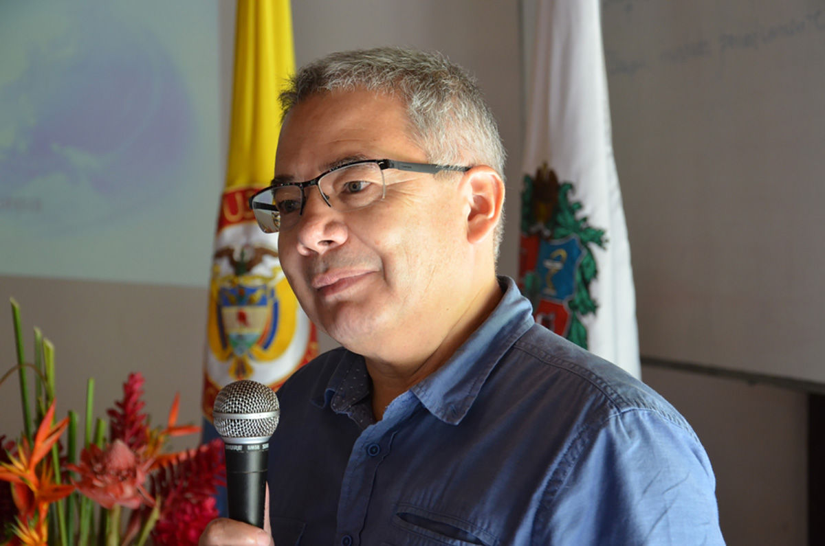 El director de la Sede Amazonia, John Charles Donato, inicia la charla del ministro consejero de Corea del Sur.