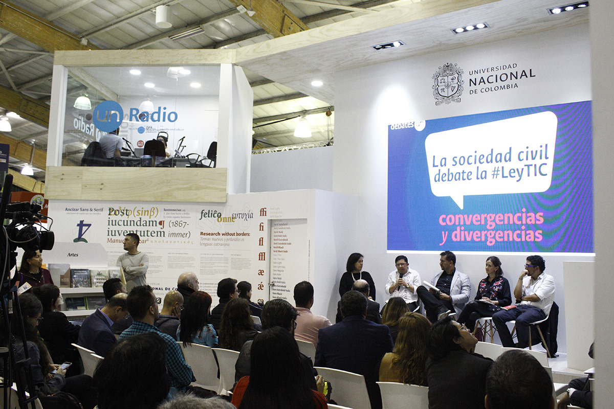 En el marco de la Filbo se llevó a cabo el espacio de Debates UN 'La sociedad civil debate la Ley TIC, convergencias y divergencias'.  Fotos: Nicolás Bojacá - Unimedios.