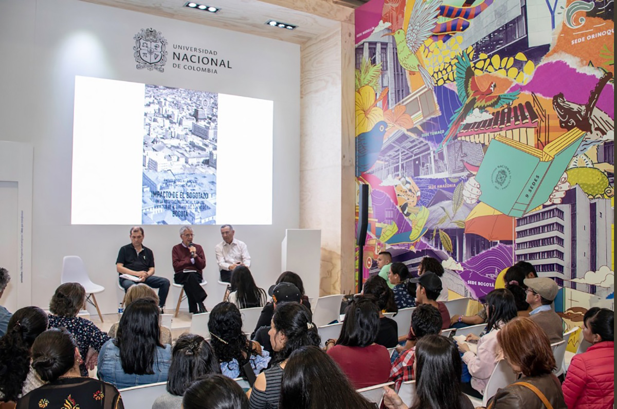 Conversatorio en el lanzamiento del libro Impacto de El Bogotazo en la actividad residencial y en los servicios de alto rango del centro de Bogotá.