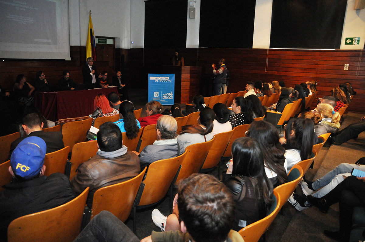 En la presentación del diplomado participaron académicos y víctimas del conflicto que hoy habitan en la localidad de Kennedy. Fotos: Nicolás Bojacá ' Unimedios