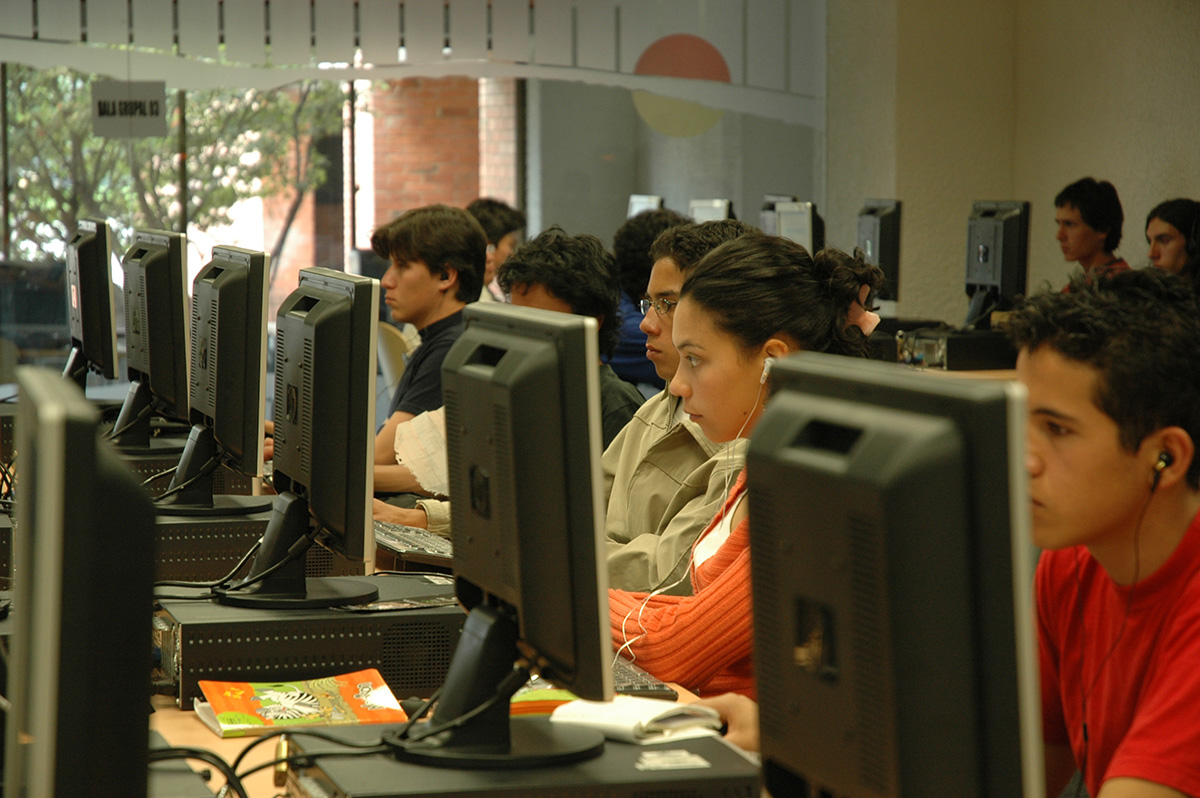 Las interacciones de los estudiantes aumentaron en un 52,4 % en las actividades de trabajo virtual. Fotos: Agencia de Noticias - Unimedios