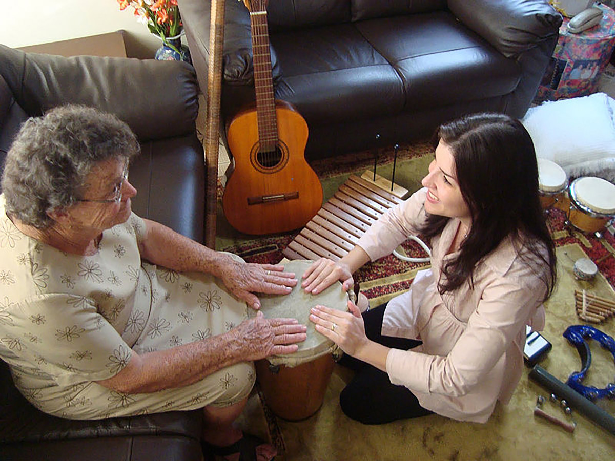 Antes de la musicoterapia los adultos mayores con los que se trabajó eran reacios a interactuar y a participar en las actividades del Centro. Fotos: Agencia de Noticias - Unimedios