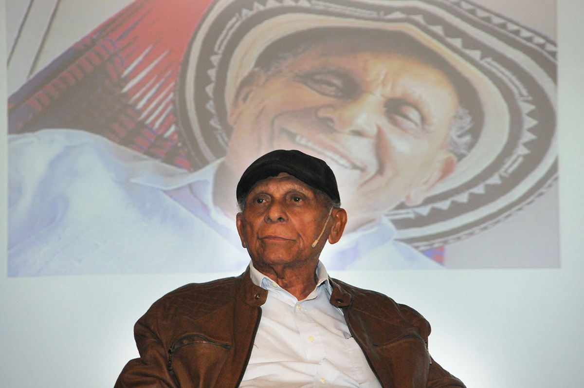 El cantautor vallenato Adolfo Pacheco compartió con los estudiantes de la Cátedra buena parte de sus saberes sobre este género musical. Fotos: Nicolás Bojacá ' Unimedios