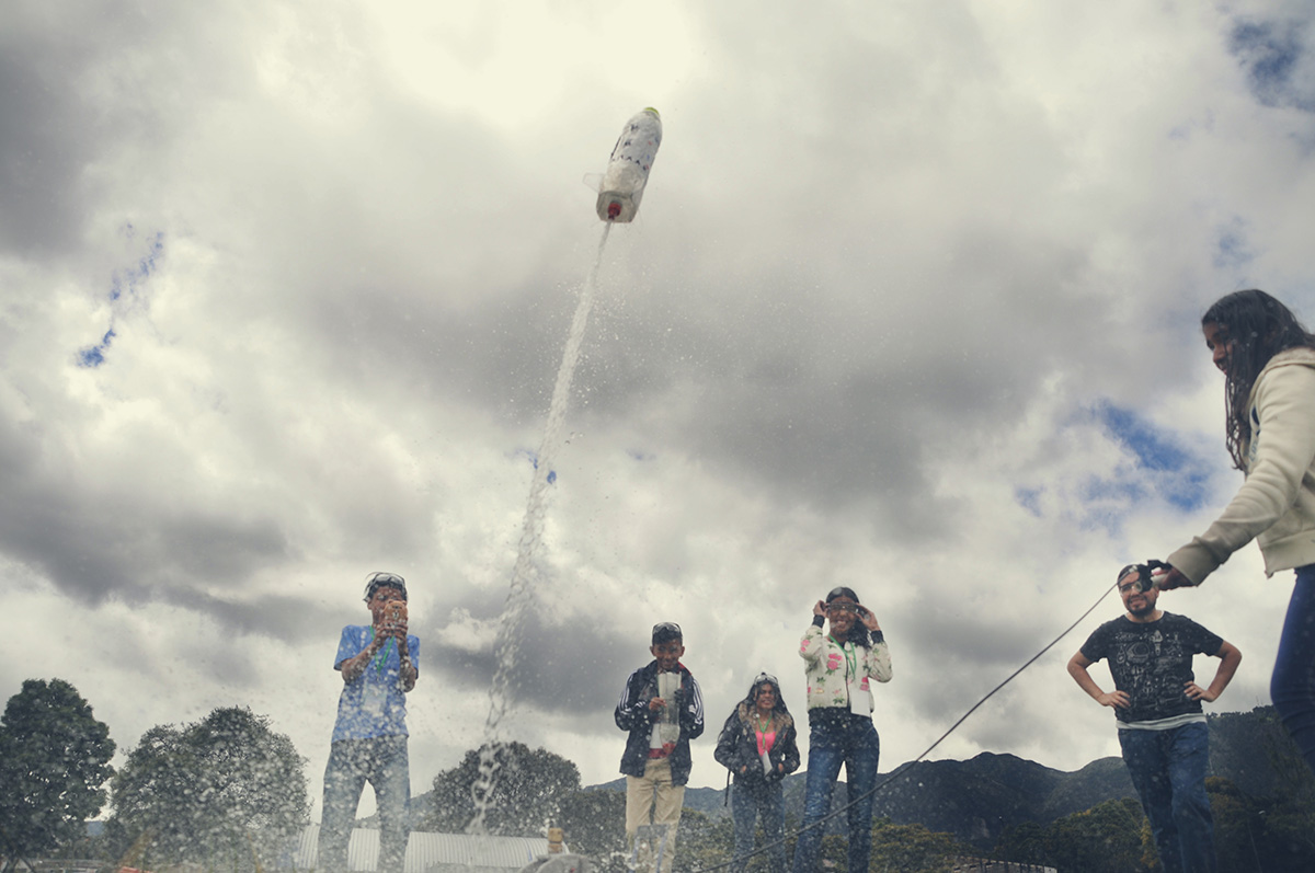 Durante la jornada, escolares destacados y pertenecientes a programas de población vulnerable construyeron cohetes caseros en el campus de la UNAL Sede Bogotá.