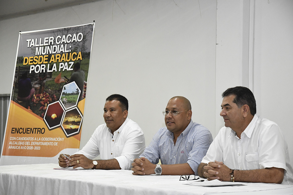 Los candidatos: José Facundo Castillo Cisneros, de Cambio Radical, Luis Emilio Tovar Bello, del Centro Democrático, y Hernando Posso Parales, del Partido Liberal, durante el Encuentro Cacao Mundial: desde Arauca por la paz. Fotos: Luis Palacios - Unimedios