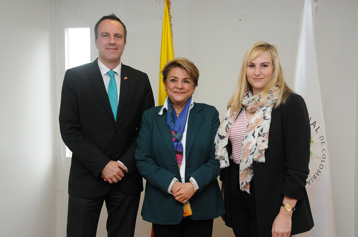 Los profesores Dolly Montoya Castaño, rectora de la UNAL, Daniela Yvonne Muß y Reinhard Babel.