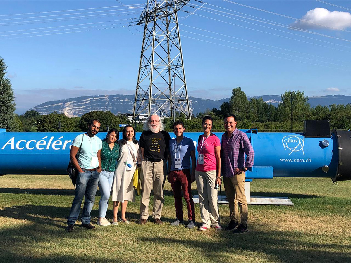 Los docentes ganadores de la beca junto al profesor John Ellis, en el CERN, en Ginebra, Suiza.