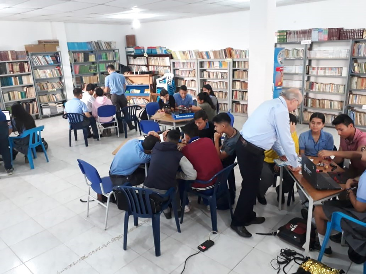 En San Vicente del Caguán, estudiantes de secundaria aprendieron sobre robótica y sus implicaciones en la Cuarta Revolución Industrial. Fotos: Neil Guerrero González, director Académico de la UNAL Sede Manizales.