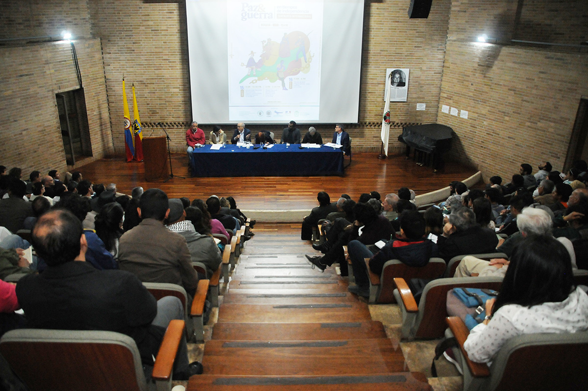 Los panelistas abordaron el tema de la guerra y la paz en Colombia de cara al Bicentenario de la Independencia. Foto: Nicolás Bojacá- Unimedios