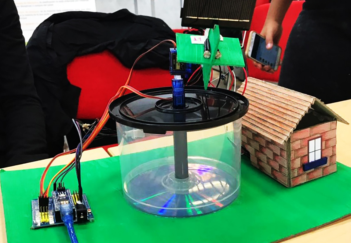 Prototipo de panel solar con robot que sigue la trayectoria del Sol. Foto: Gipem.