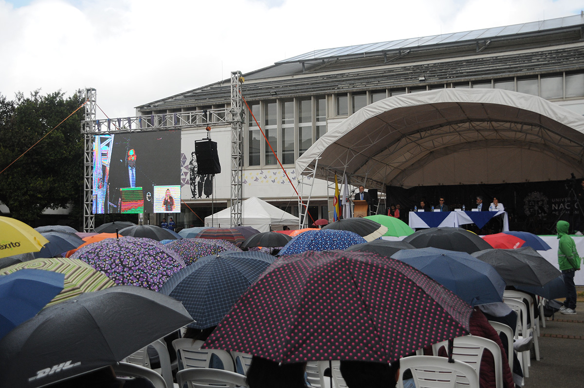 Estudiantes y padres de familia asistieron a la bienvenida de la UNAL en la Plaza Central de la Sede Bogotá. Fotos: Nicolás Bojacá - Unimedios.