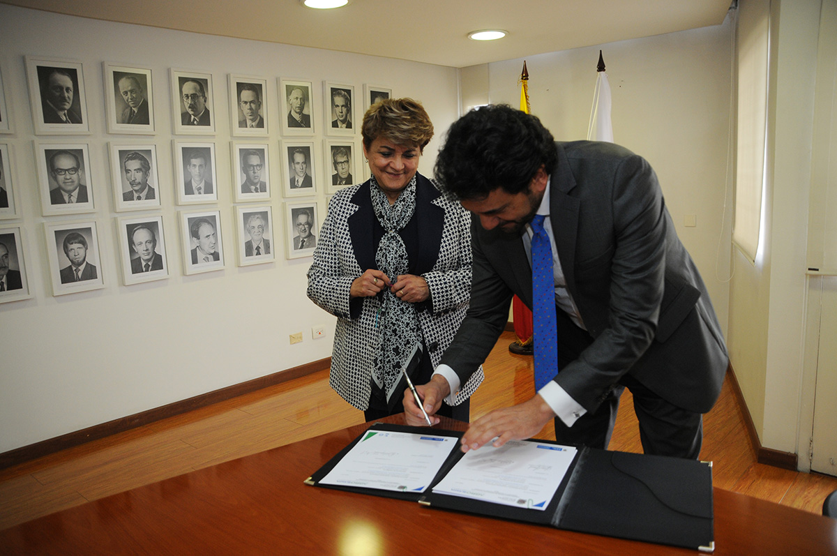 La profesora Dolly Montoya Castaño, rectora de la UNAL, y Jorge Mario Díaz, director de Agrosavia, firman el convenio. Fotos: Nicolás Bojacá ' Unimedios.