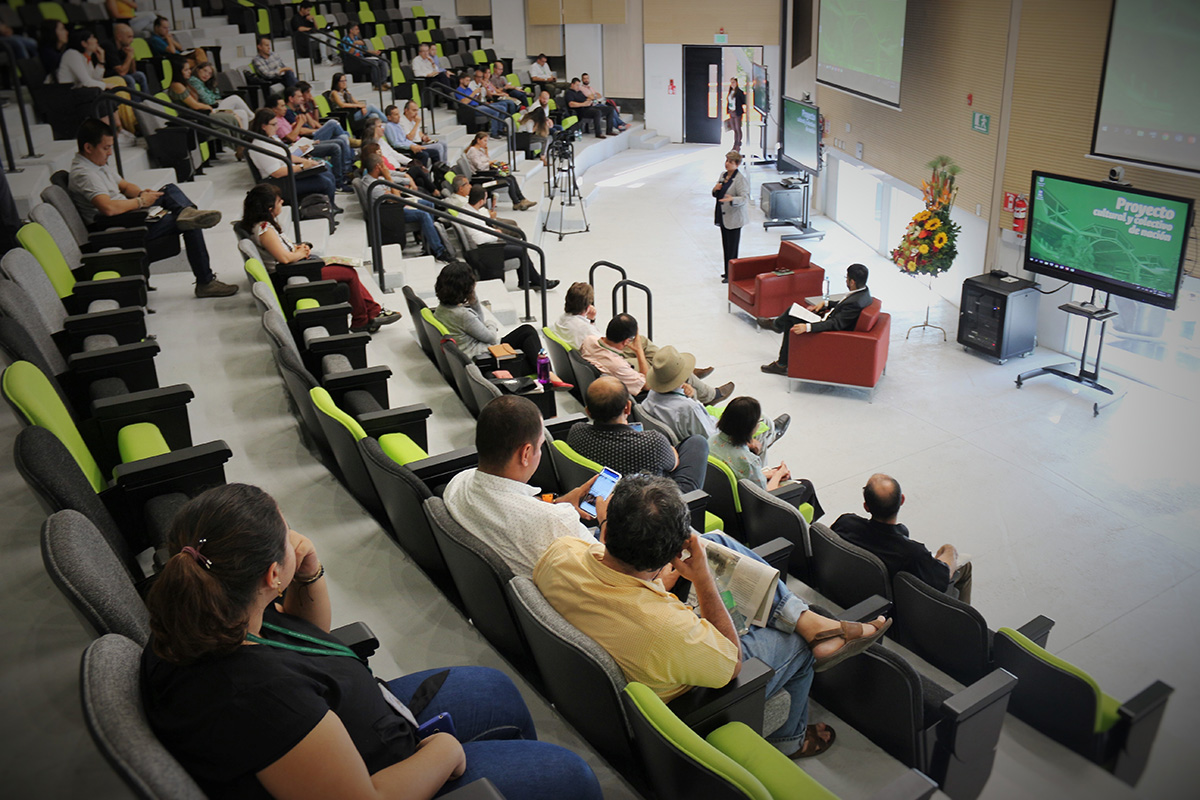 Durante el conversatorio la Rectora se refirió a los centros de pensamiento. Fotos: Unimedios Medellín