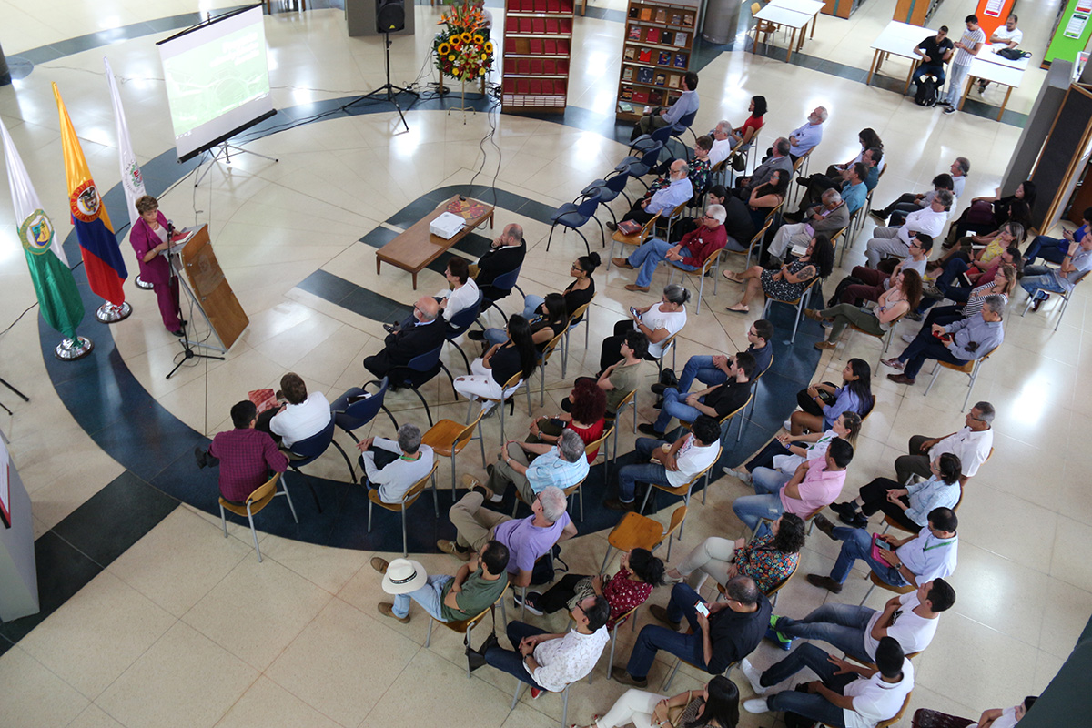 El evento del lanzamiento del libro y la formalización de la entrega de la colección se realizó en la Biblioteca Efe Gómez.