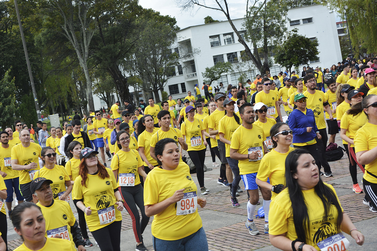 La música y el baile sirvieron para el calentamiento físico previo a la carrera.