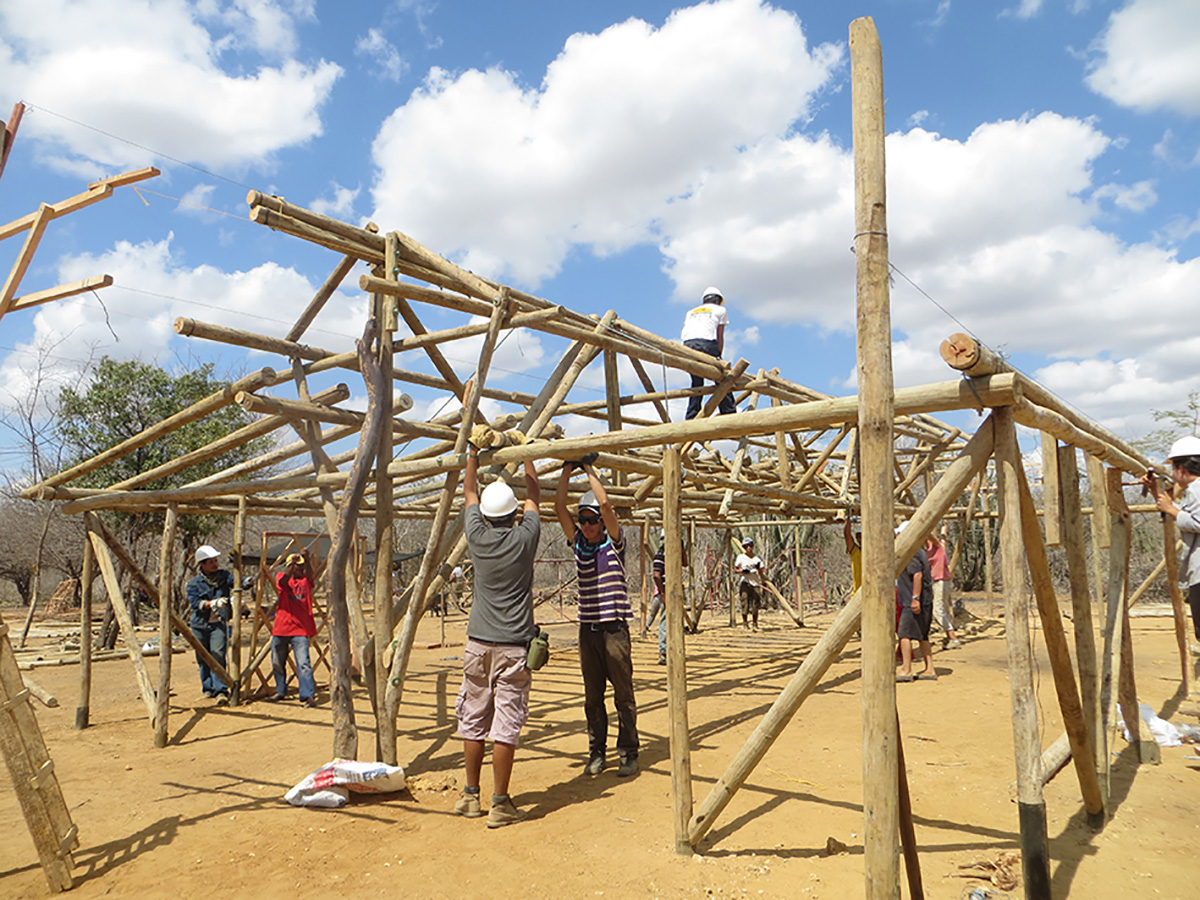 En la enramada, los diseñadores fusionaron los conocimientos empíricos de la comunidad wayúu con los tecnificados de la U.N. foto: León Andrés Montoya Arias.