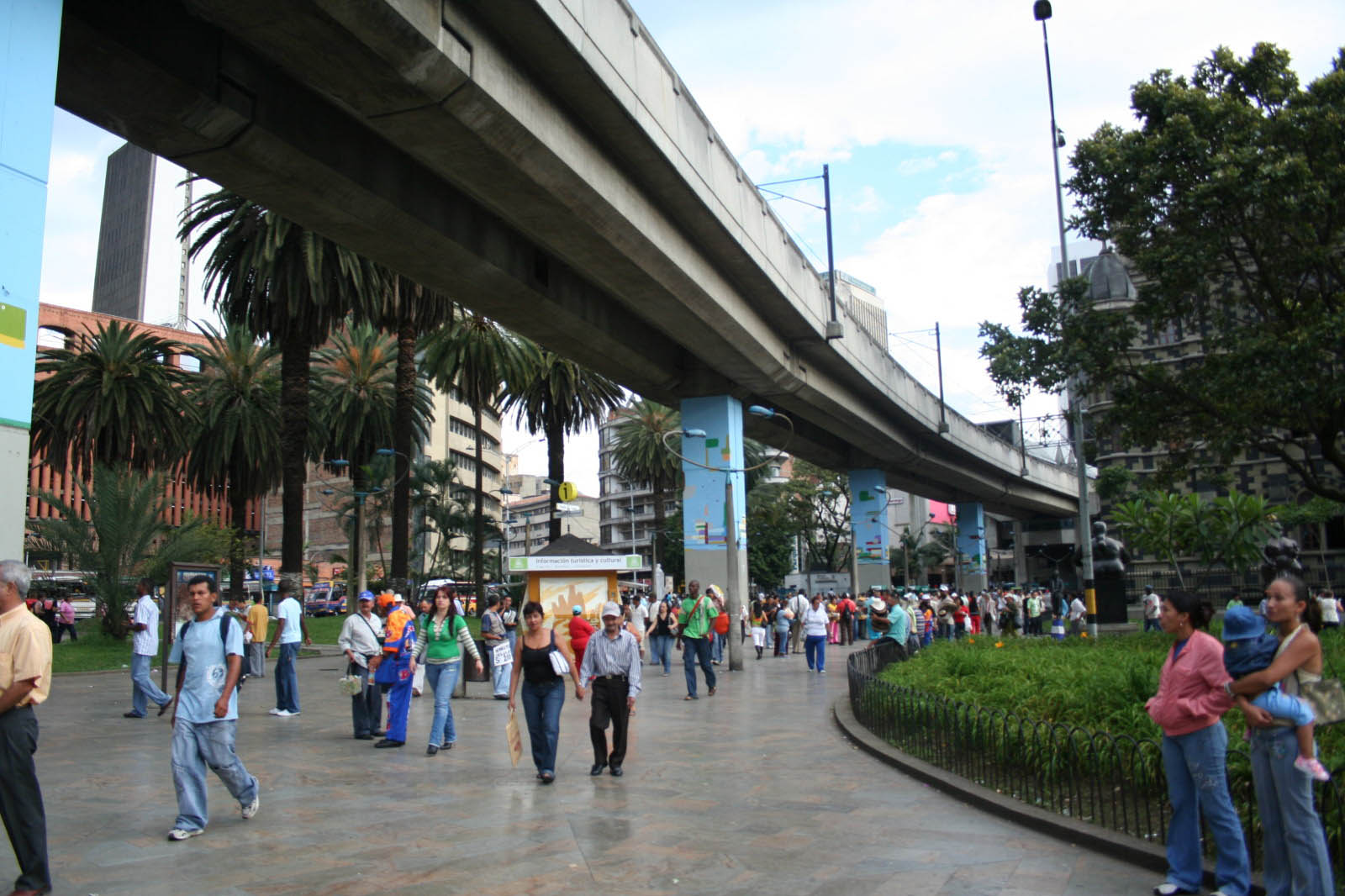 El profesor Manuel Delgado prefiere hablar de espacios urbanos colectivos. (Foto extraída de http://a402.idata.over-blog.com/3/33/91/27/Medellin/Medellin-273.jpg)